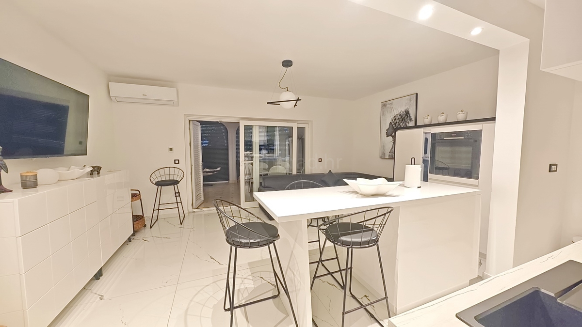 Malinska, pritlični apartma s prostorno teraso!