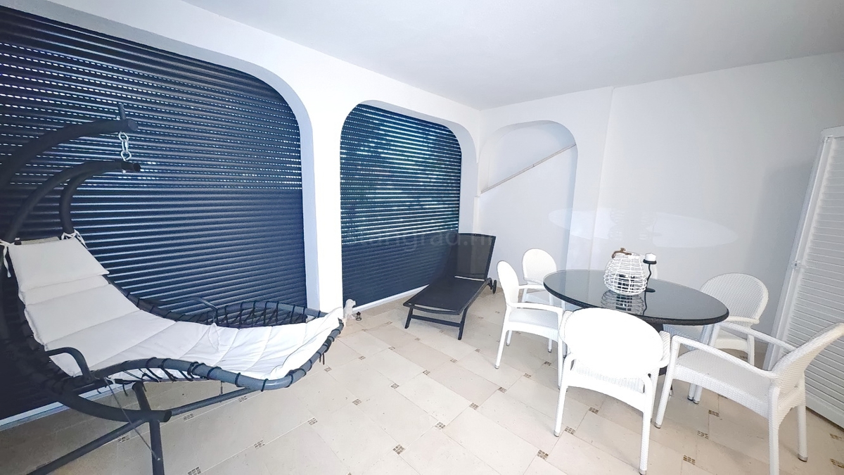 Malinska, pritlični apartma s prostorno teraso!