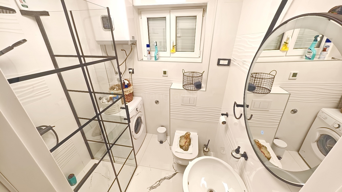 Malinska, pritlični apartma s prostorno teraso!