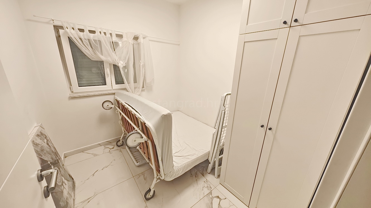 Malinska, pritlični apartma s prostorno teraso!