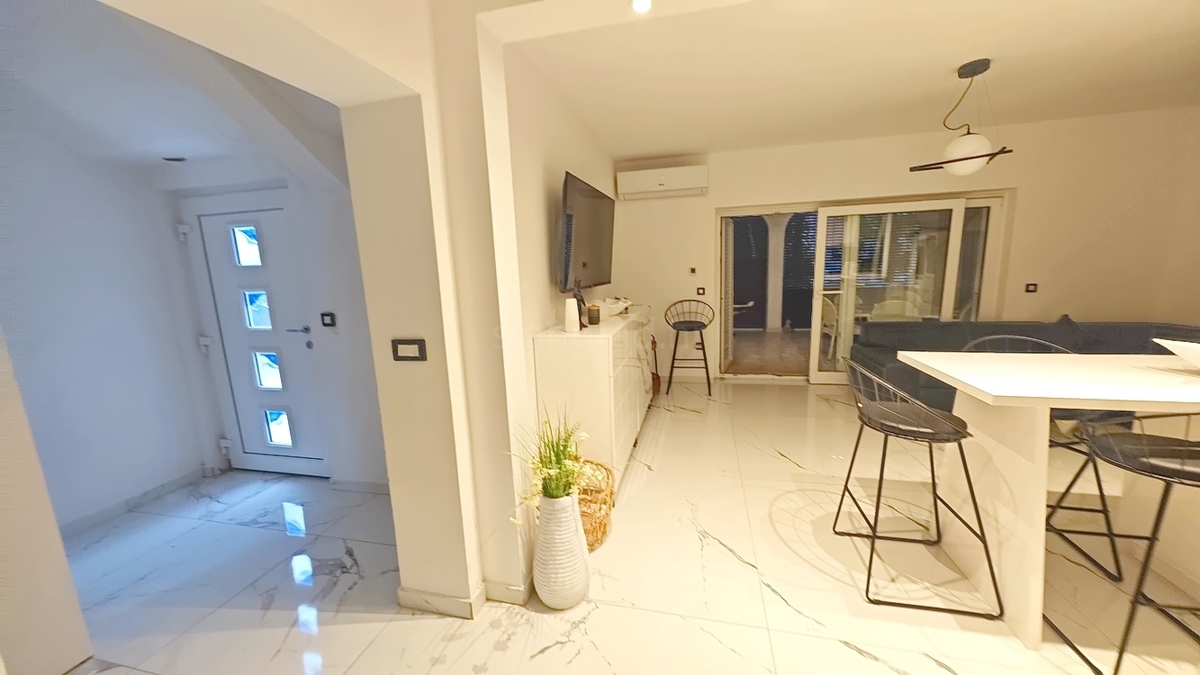 Malinska, pritlični apartma s prostorno teraso!