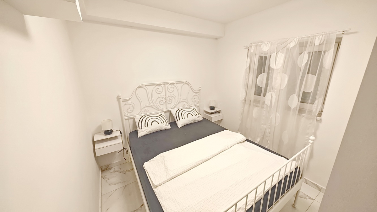 Malinska, pritlični apartma s prostorno teraso!