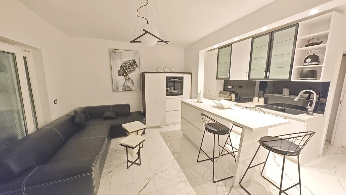 Malinska, pritlični apartma s prostorno teraso!