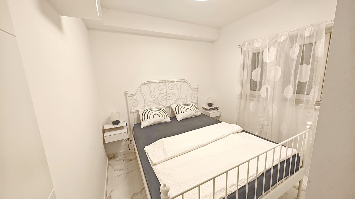 Malinska, pritlični apartma s prostorno teraso!
