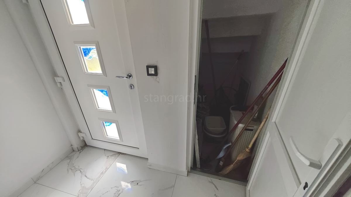 Malinska, pritlični apartma s prostorno teraso!