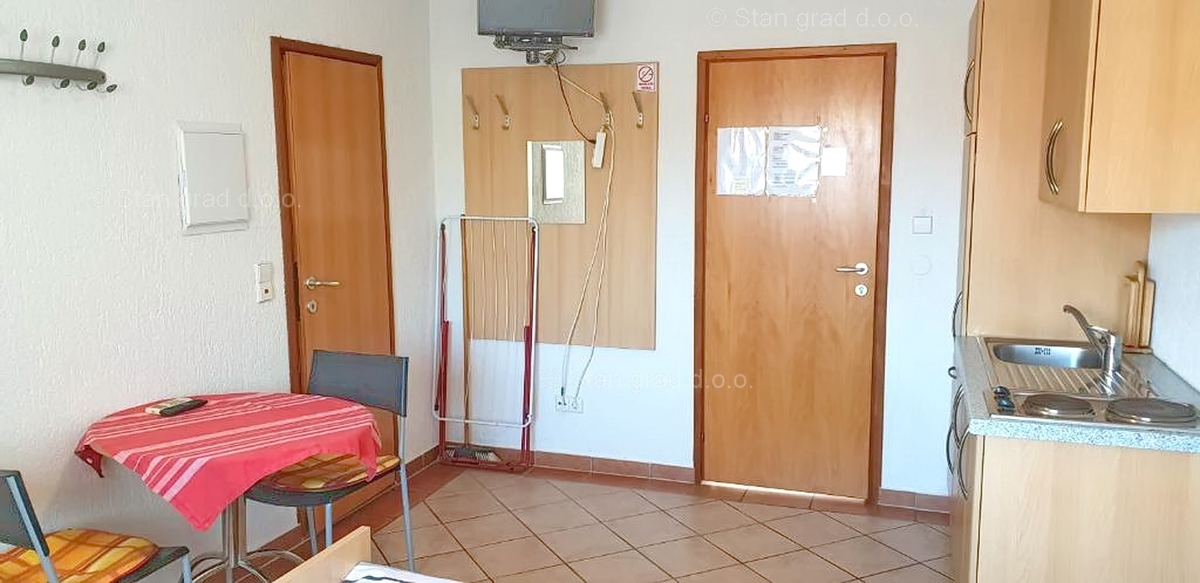 Omišalj, hiša z več apartmaji v neposredni bližini morja!