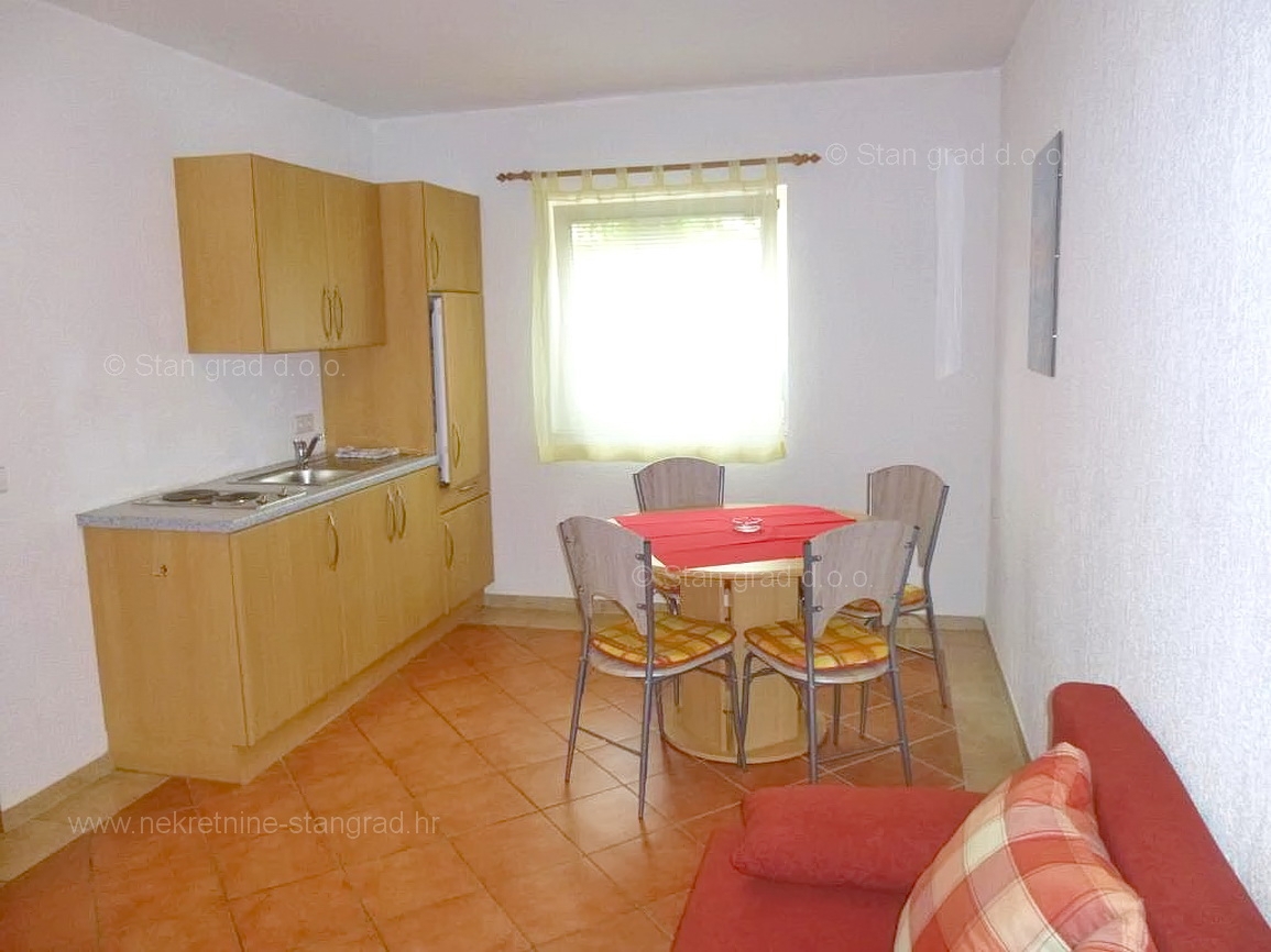 Omišalj, hiša z več apartmaji v neposredni bližini morja!