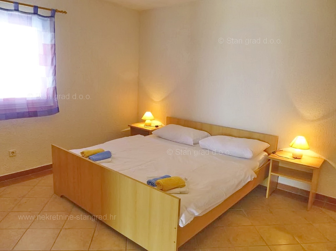 Omišalj, hiša z več apartmaji v neposredni bližini morja!