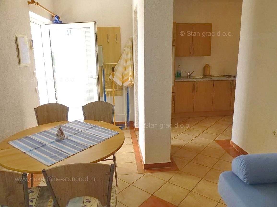 Omišalj, hiša z več apartmaji v neposredni bližini morja!
