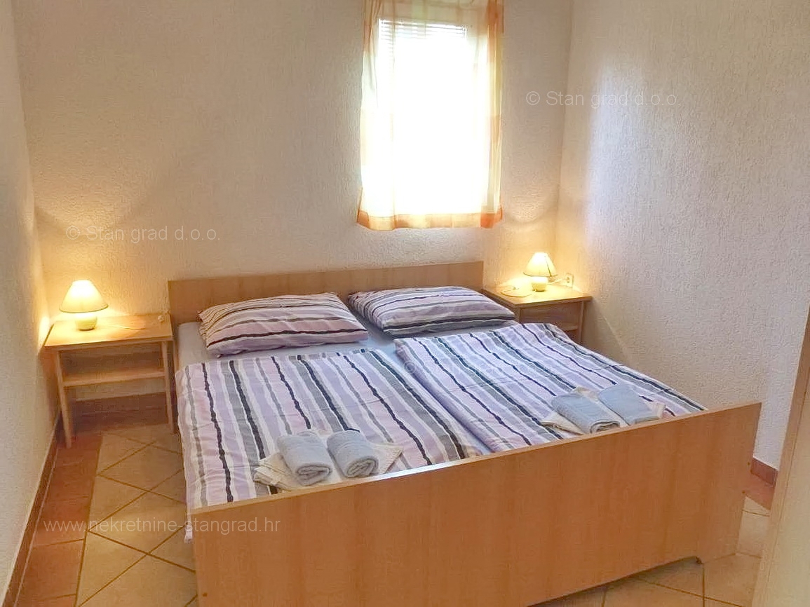 Omišalj, hiša z več apartmaji v neposredni bližini morja!