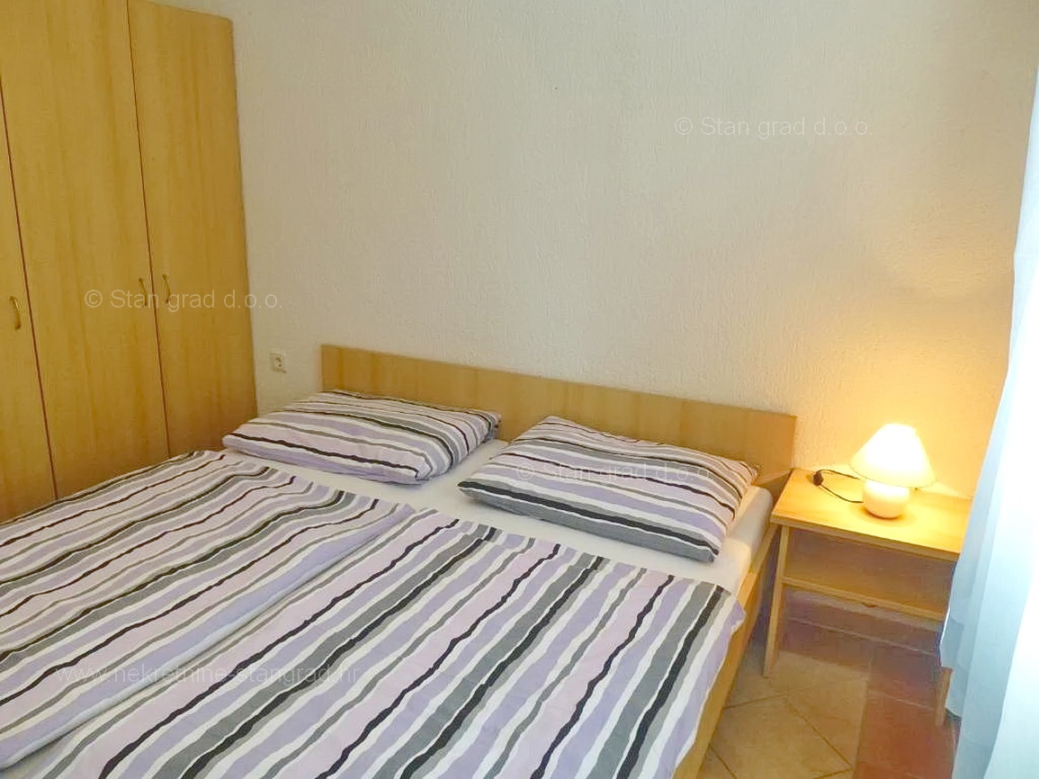 Omišalj, hiša z več apartmaji v neposredni bližini morja!
