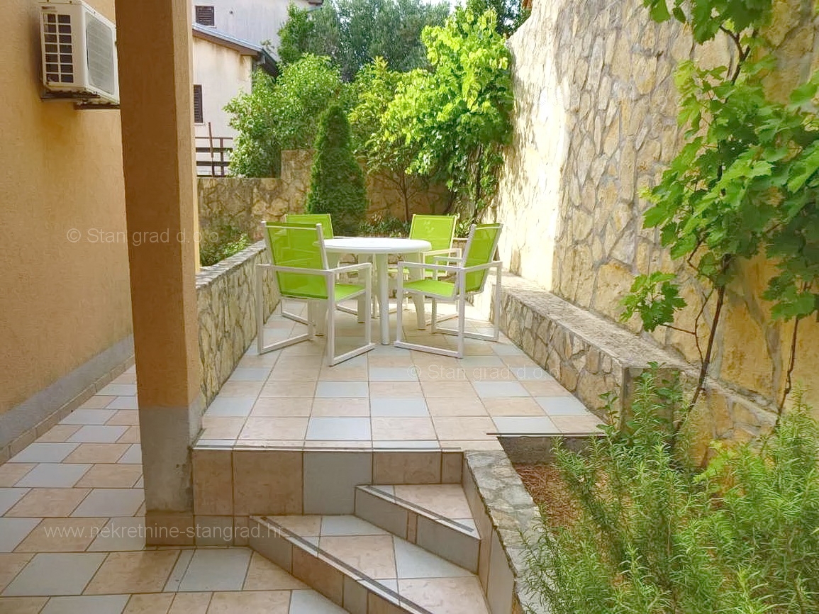 Omišalj, hiša z več apartmaji v neposredni bližini morja!