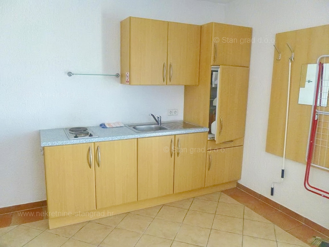 Omišalj, hiša z več apartmaji v neposredni bližini morja!