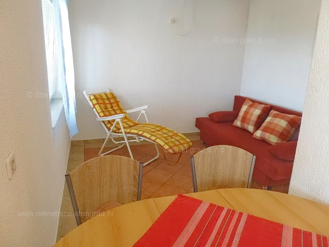 Omišalj, hiša z več apartmaji v neposredni bližini morja!