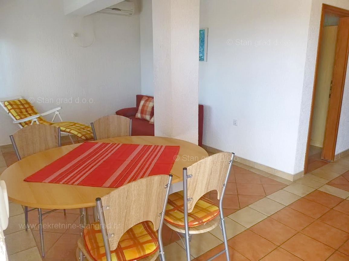 Omišalj, hiša z več apartmaji v neposredni bližini morja!
