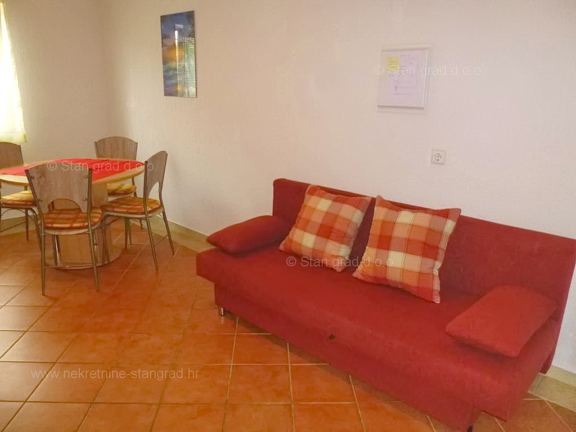 Omišalj, hiša z več apartmaji v neposredni bližini morja!
