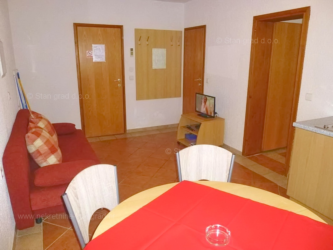 Omišalj, hiša z več apartmaji v neposredni bližini morja!