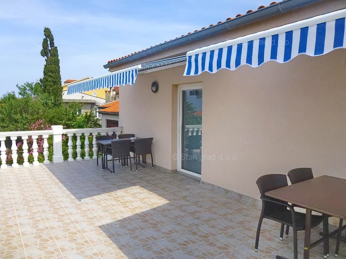 Omišalj, hiša z več apartmaji v neposredni bližini morja!