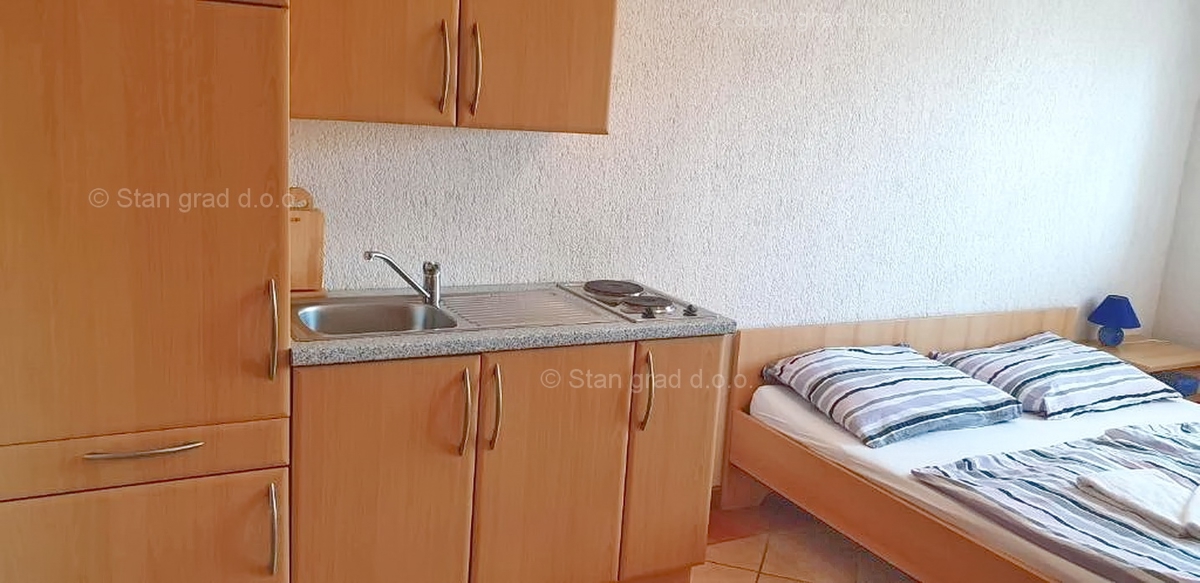 Omišalj, hiša z več apartmaji v neposredni bližini morja!