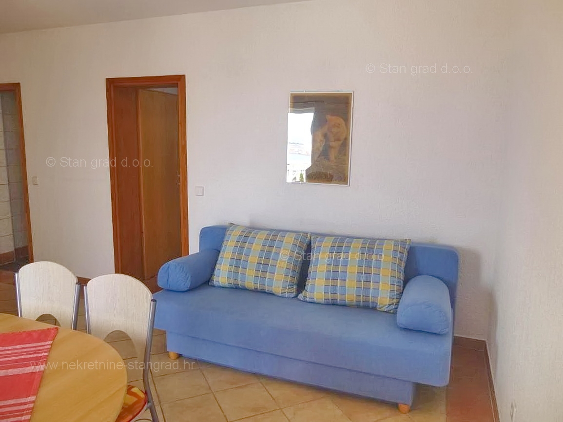 Omišalj, hiša z več apartmaji v neposredni bližini morja!