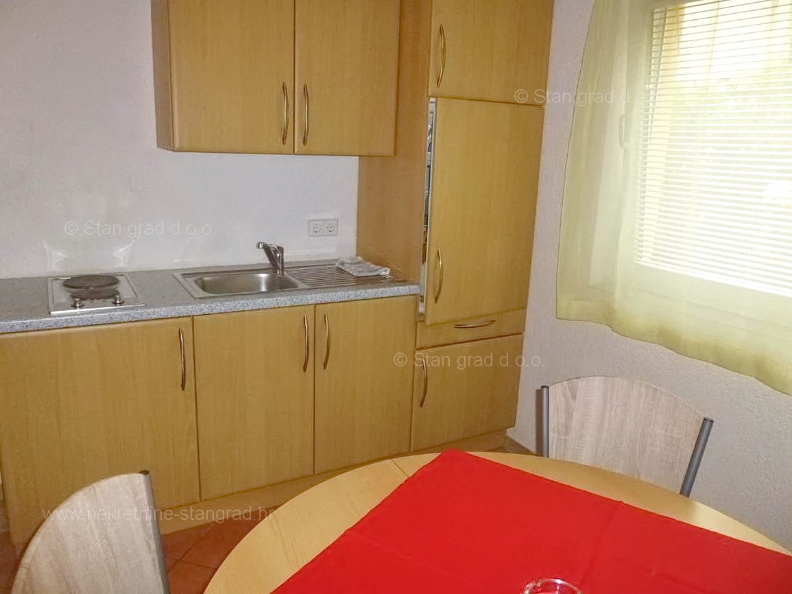 Omišalj, hiša z več apartmaji v neposredni bližini morja!