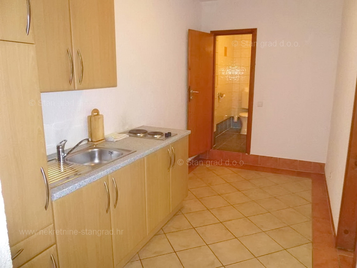 Omišalj, hiša z več apartmaji v neposredni bližini morja!