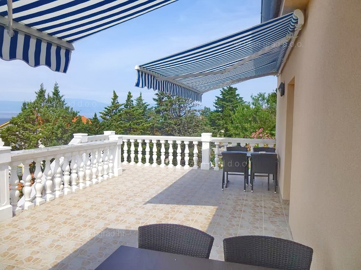 Omišalj, hiša z več apartmaji v neposredni bližini morja!