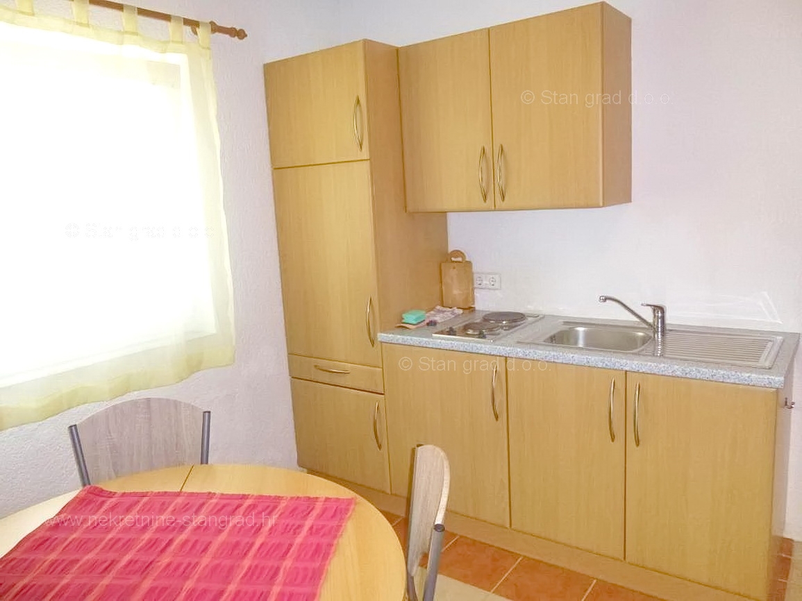 Omišalj, hiša z več apartmaji v neposredni bližini morja!