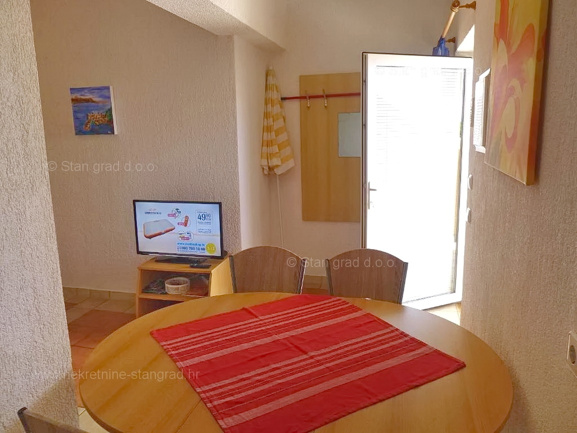 Omišalj, hiša z več apartmaji v neposredni bližini morja!