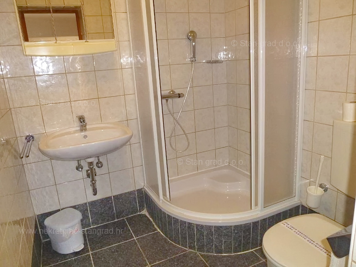 Omišalj, hiša z več apartmaji v neposredni bližini morja!