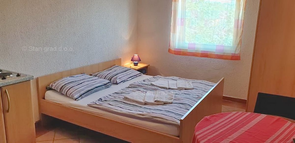 Omišalj, hiša z več apartmaji v neposredni bližini morja!