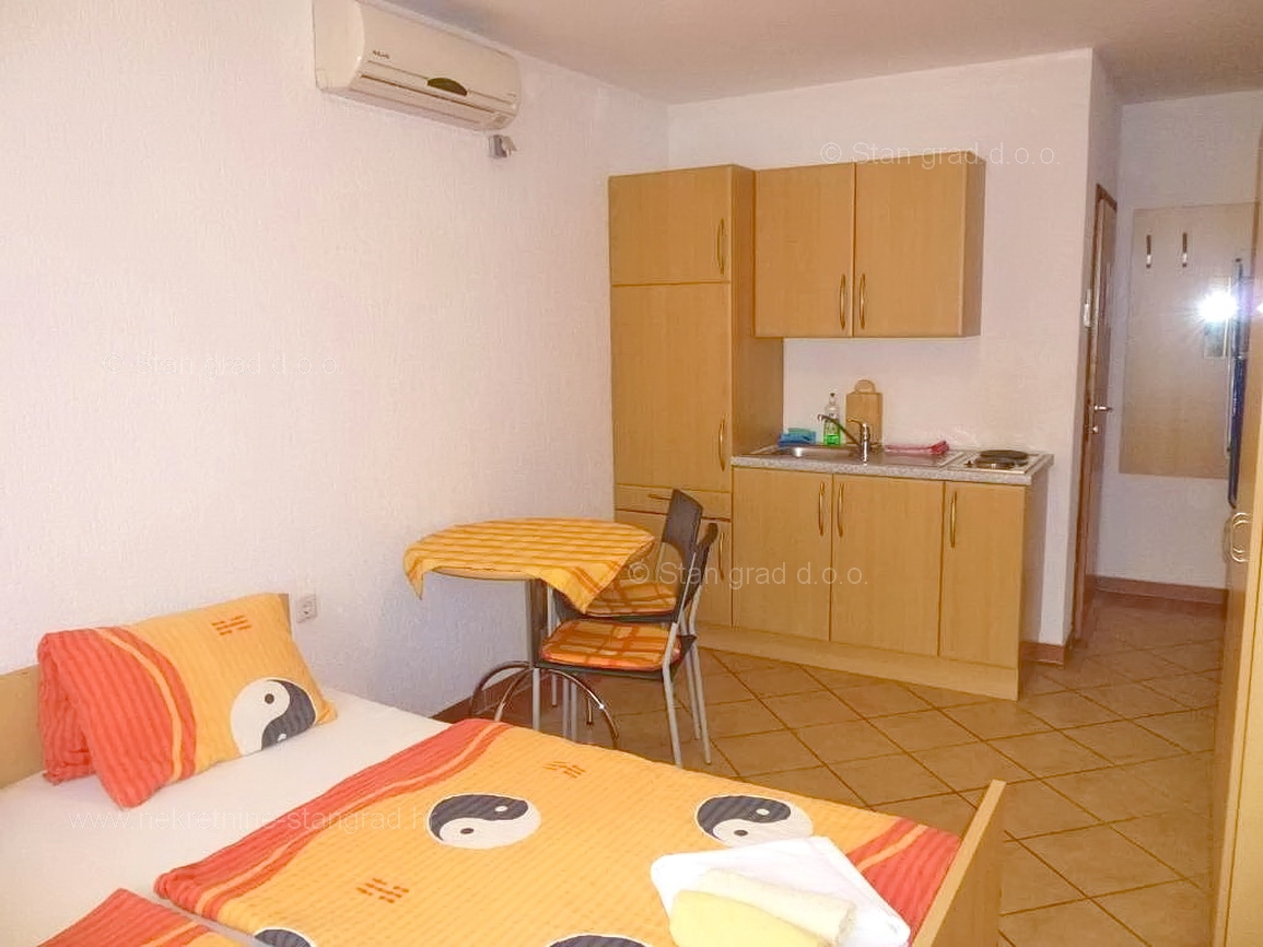 Omišalj, hiša z več apartmaji v neposredni bližini morja!