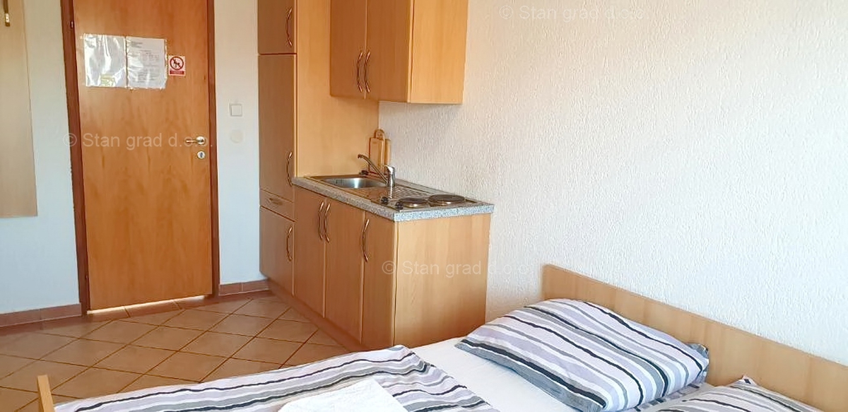 Omišalj, hiša z več apartmaji v neposredni bližini morja!