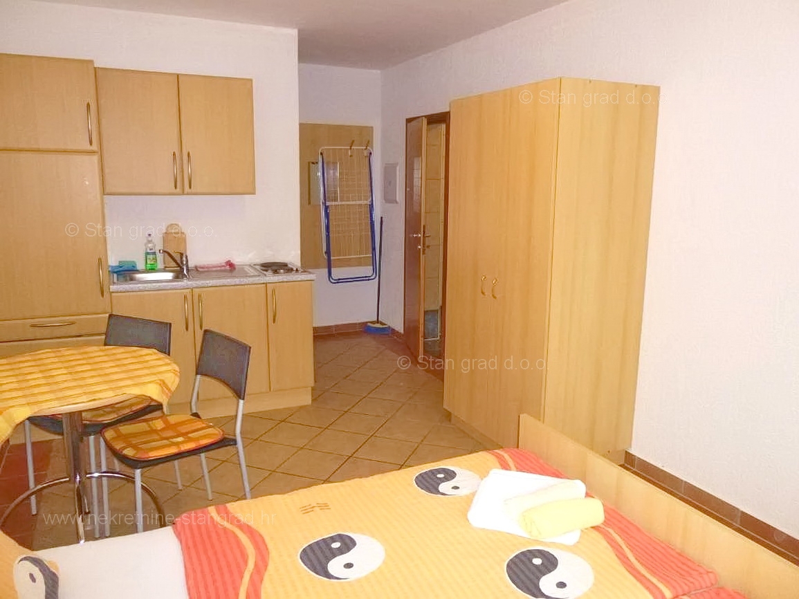 Omišalj, hiša z več apartmaji v neposredni bližini morja!