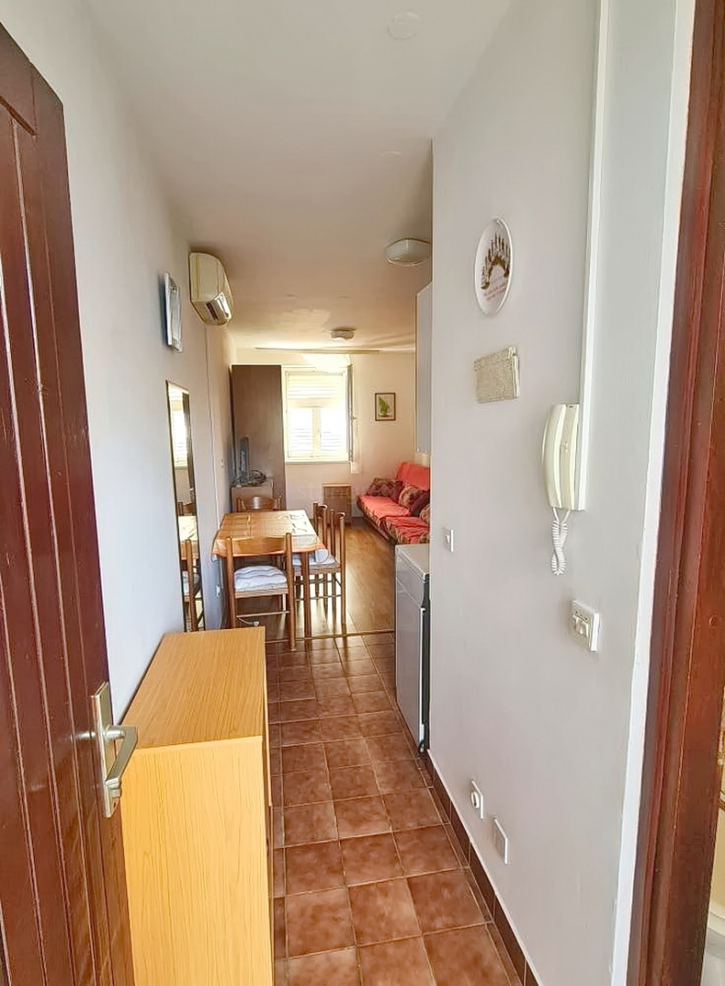 Njivice, opremljeno stanovanje v neposredni bližini morja!