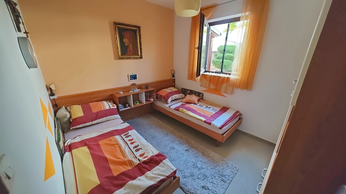 Punat, trisobno pritlično stanovanje z dvema terasama!