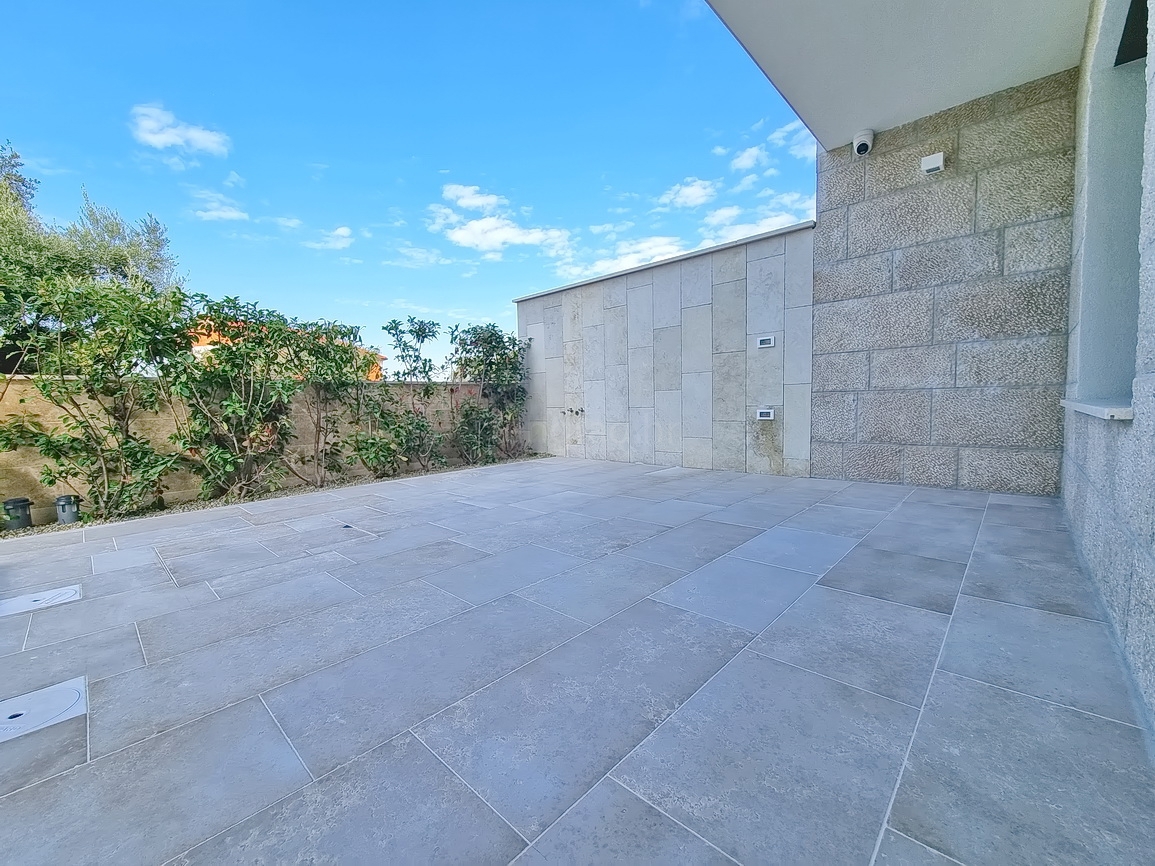 Okolica Malinske, dvojček z bazenom na mirni lokaciji!