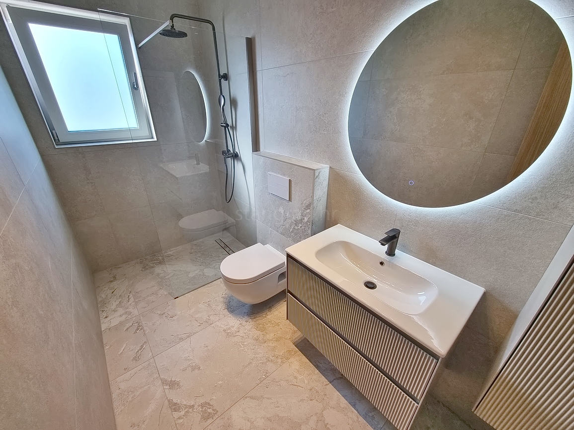 Okolica Malinske, dvojček z bazenom na mirni lokaciji!