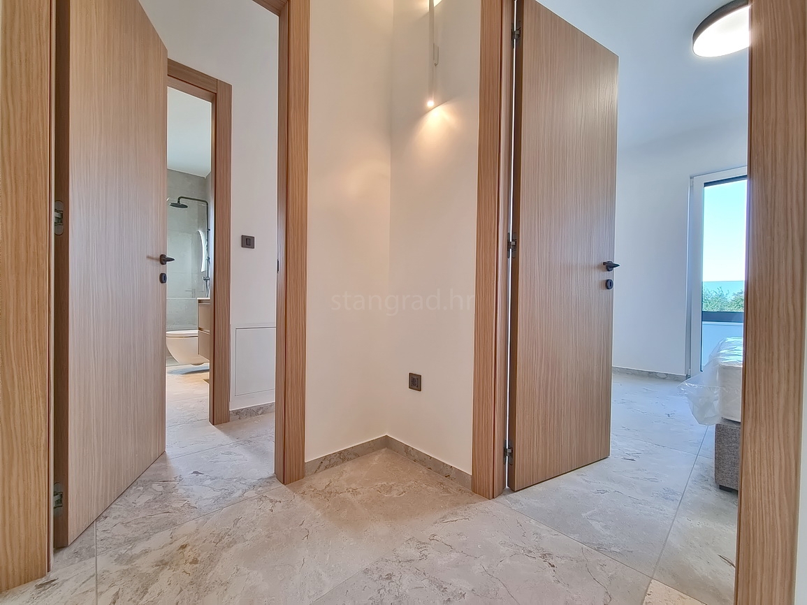 Okolica Malinske, dvojček z bazenom na mirni lokaciji!