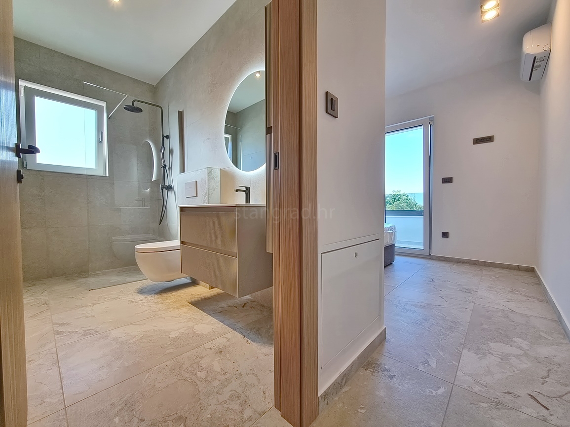 Okolica Malinske, dvojček z bazenom na mirni lokaciji!