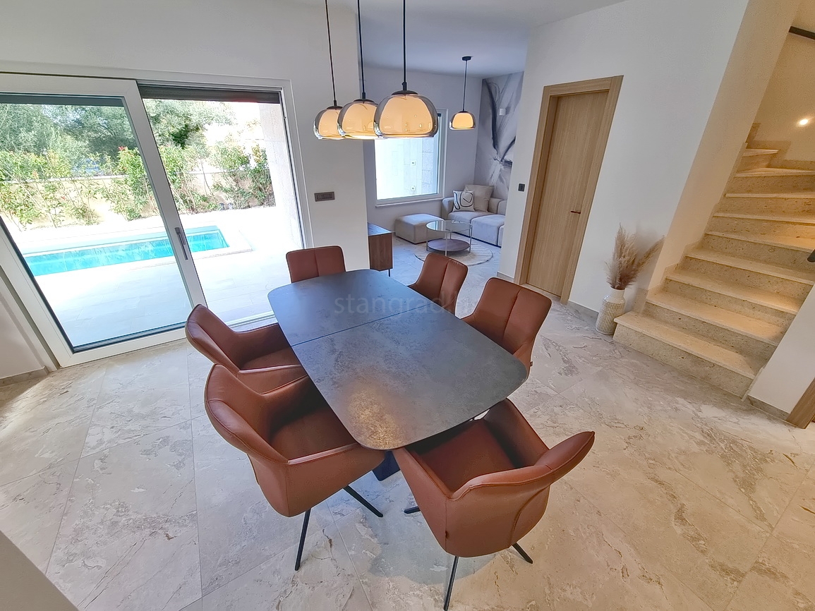 Okolica Malinske, dvojček z bazenom na mirni lokaciji!