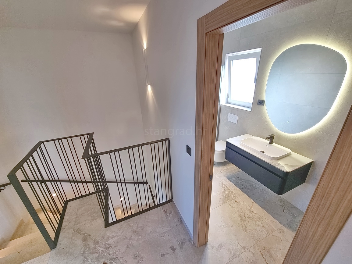 Okolica Malinske, dvojček z bazenom na mirni lokaciji!