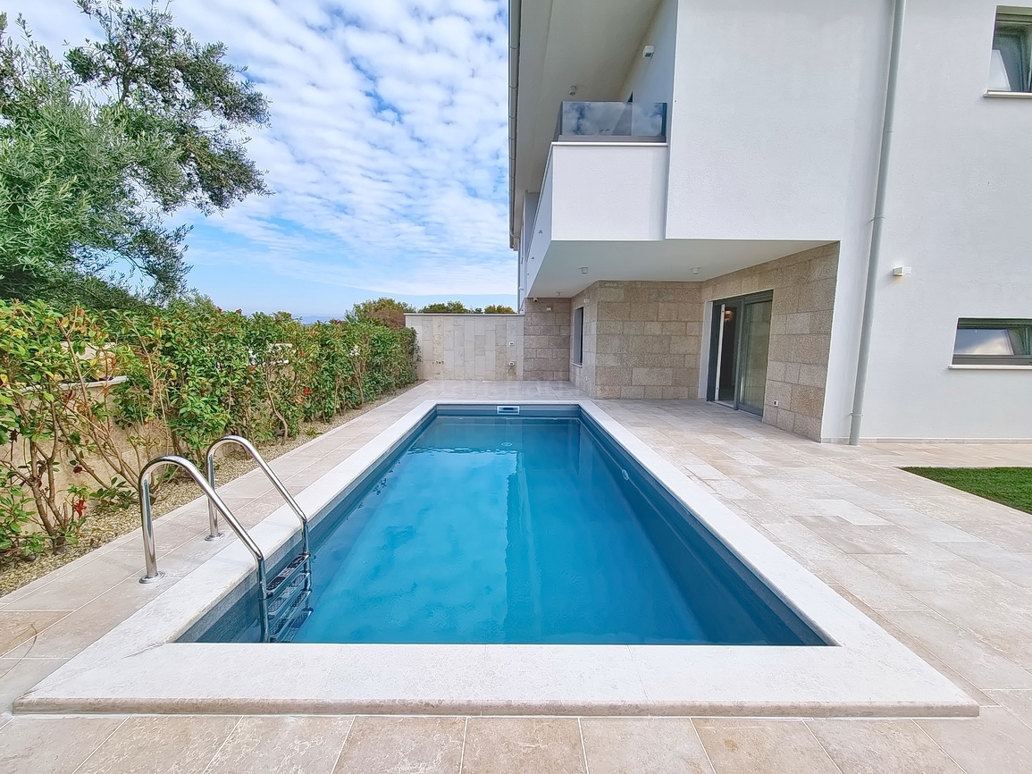 Okolica Malinske, dvojček z bazenom na mirni lokaciji!