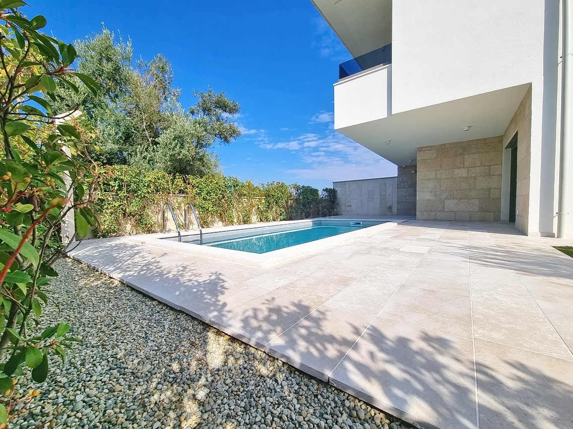 Okolica Malinske, dvojček z bazenom na mirni lokaciji!