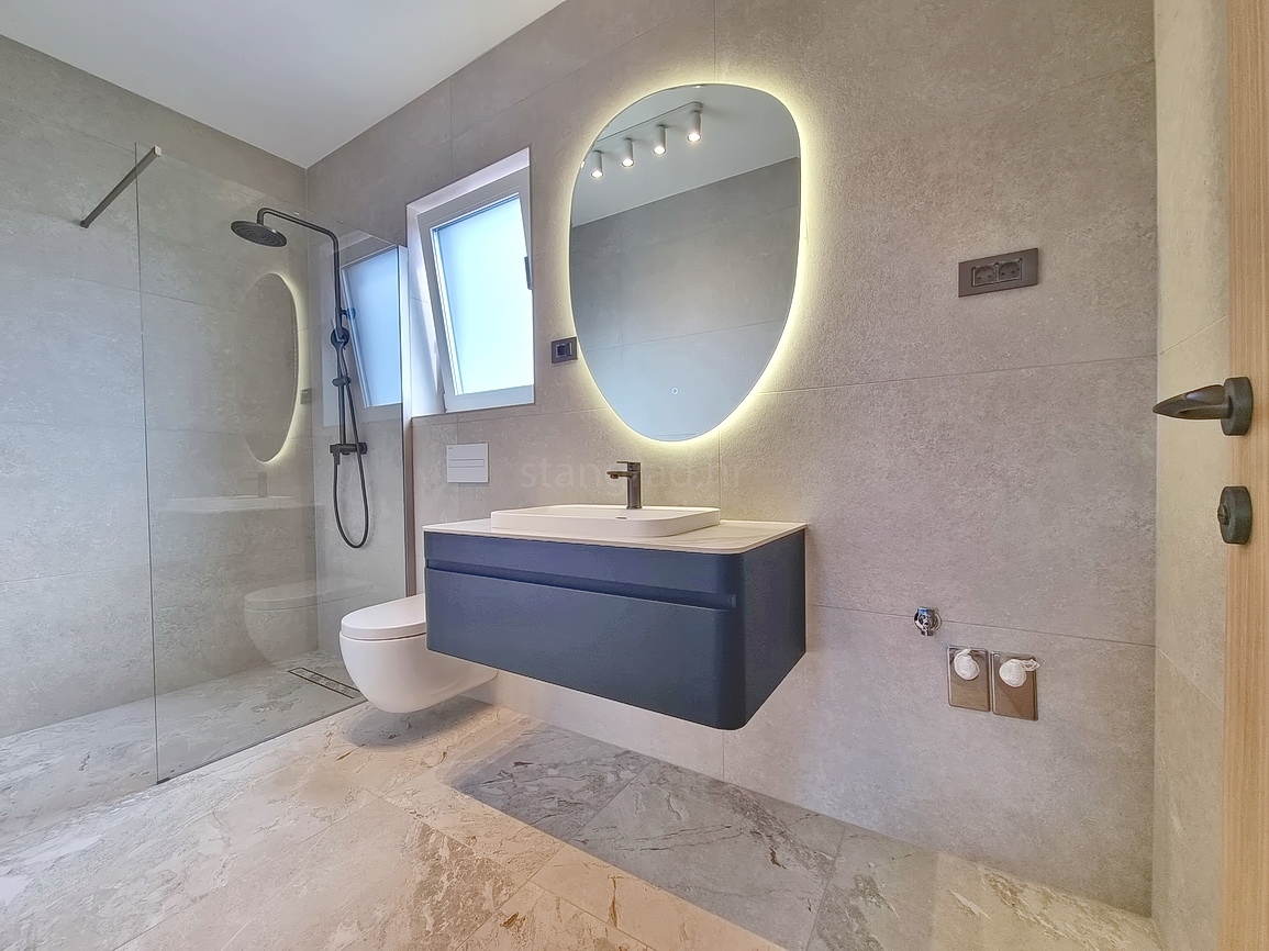 Okolica Malinske, dvojček z bazenom na mirni lokaciji!