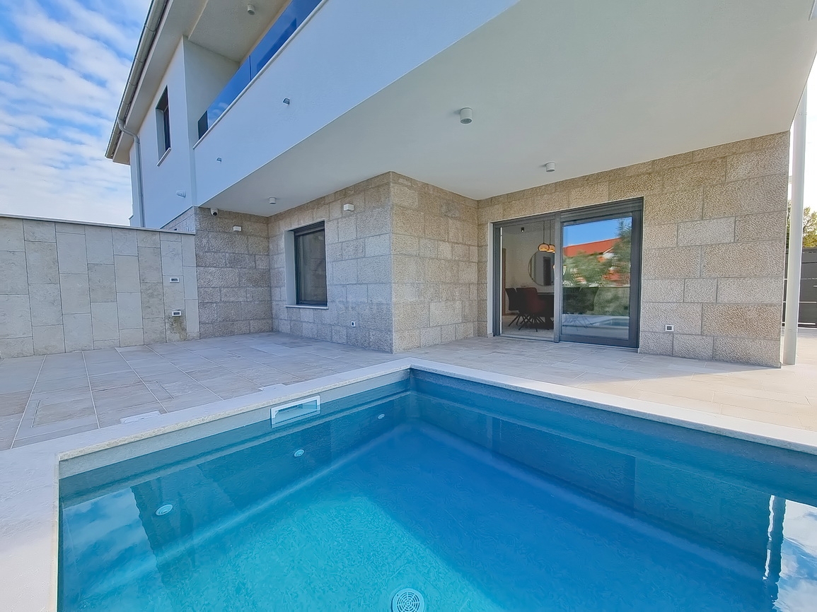 Okolica Malinske, dvojček z bazenom na mirni lokaciji!