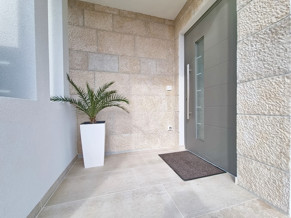 Okolica Malinske, dvojček z bazenom na mirni lokaciji!