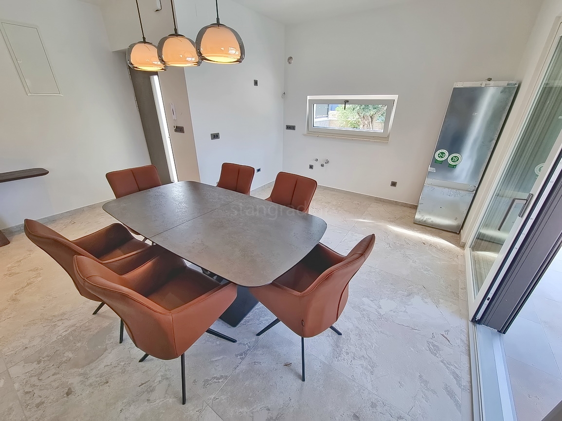 Okolica Malinske, dvojček z bazenom na mirni lokaciji!