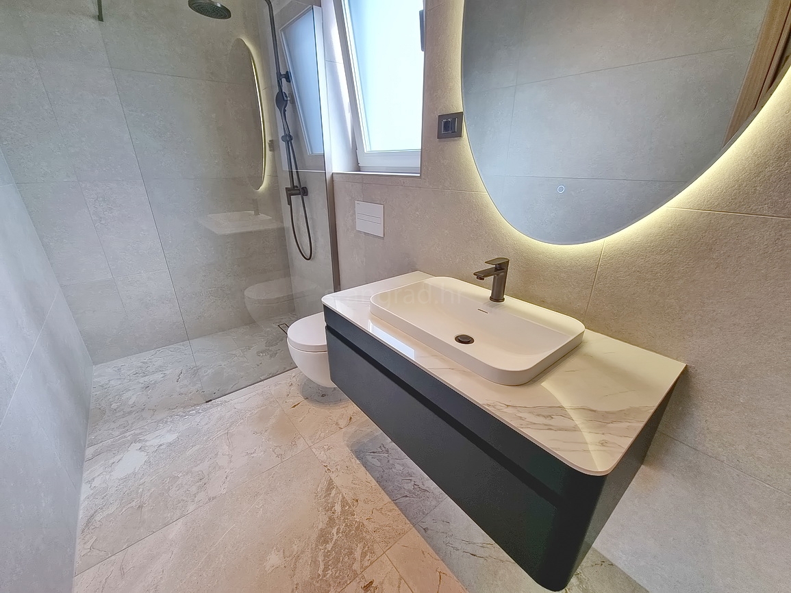 Okolica Malinske, dvojček z bazenom na mirni lokaciji!