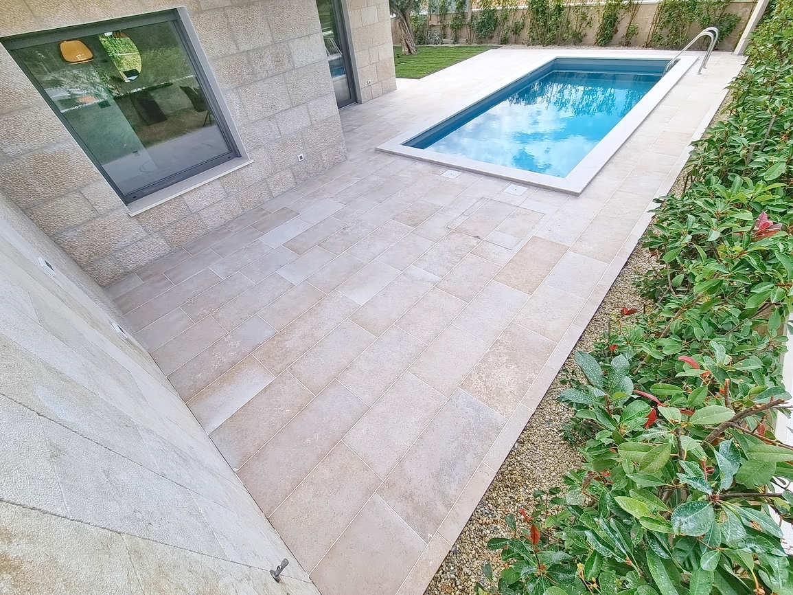 Okolica Malinske, dvojček z bazenom na mirni lokaciji!